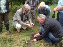 samen opgraven van zand bij de oorsprong