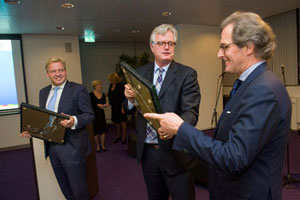 overhandiging tegels aan burgemeesters Boxtel, Den Bosch, hoofd Waterschap Neerpelt